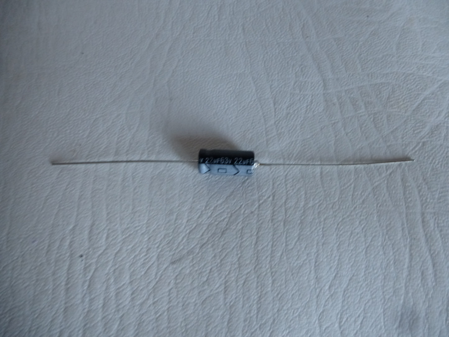 Condensateur chimique axial 22Uf-63v