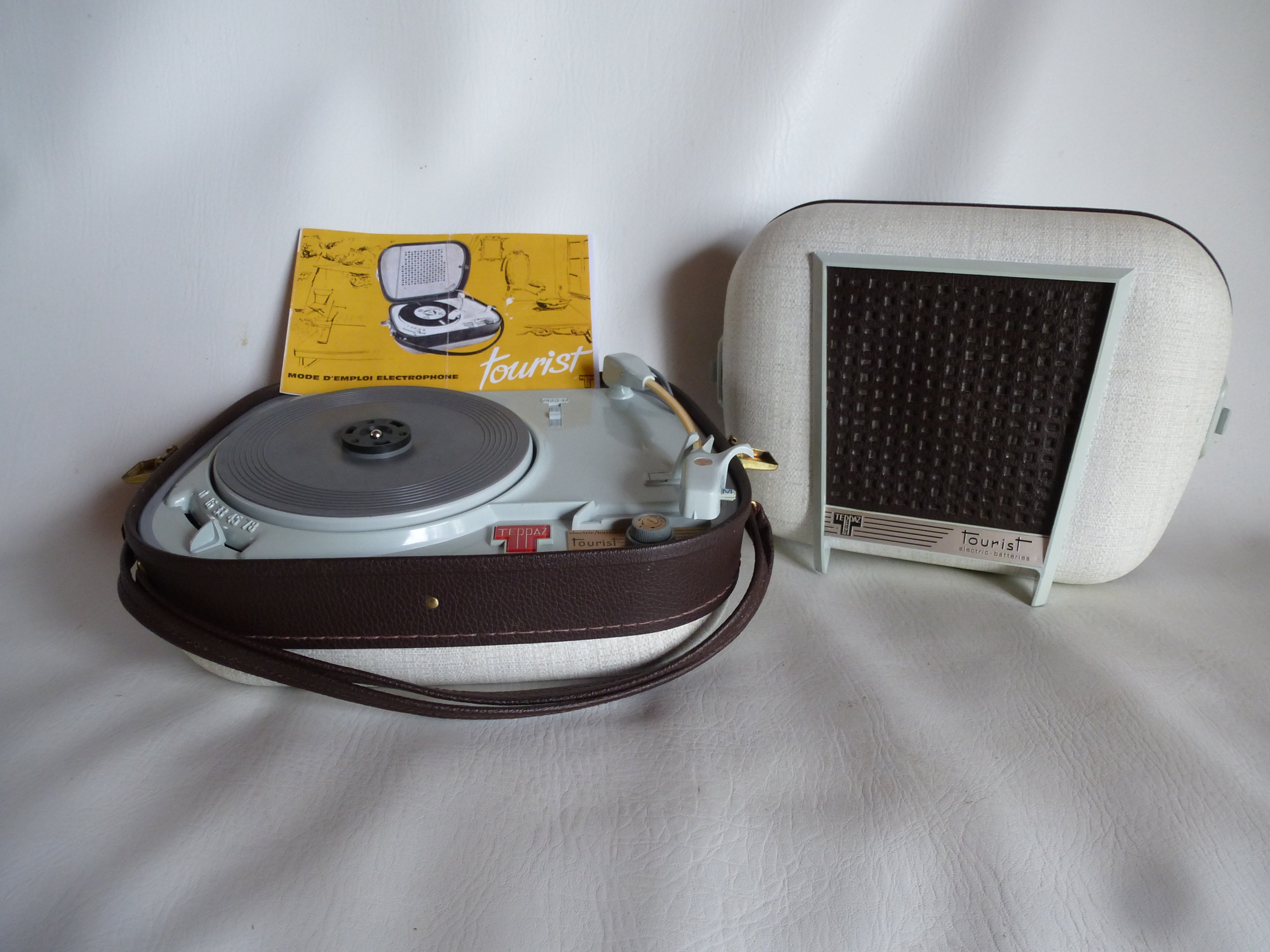 Electrophone Teppaz Tourist rouge et noir piles/secteur – Electro Vintage Electrophone Teppaz Tourist rouge et noir piles/secteur – Electro Vintage