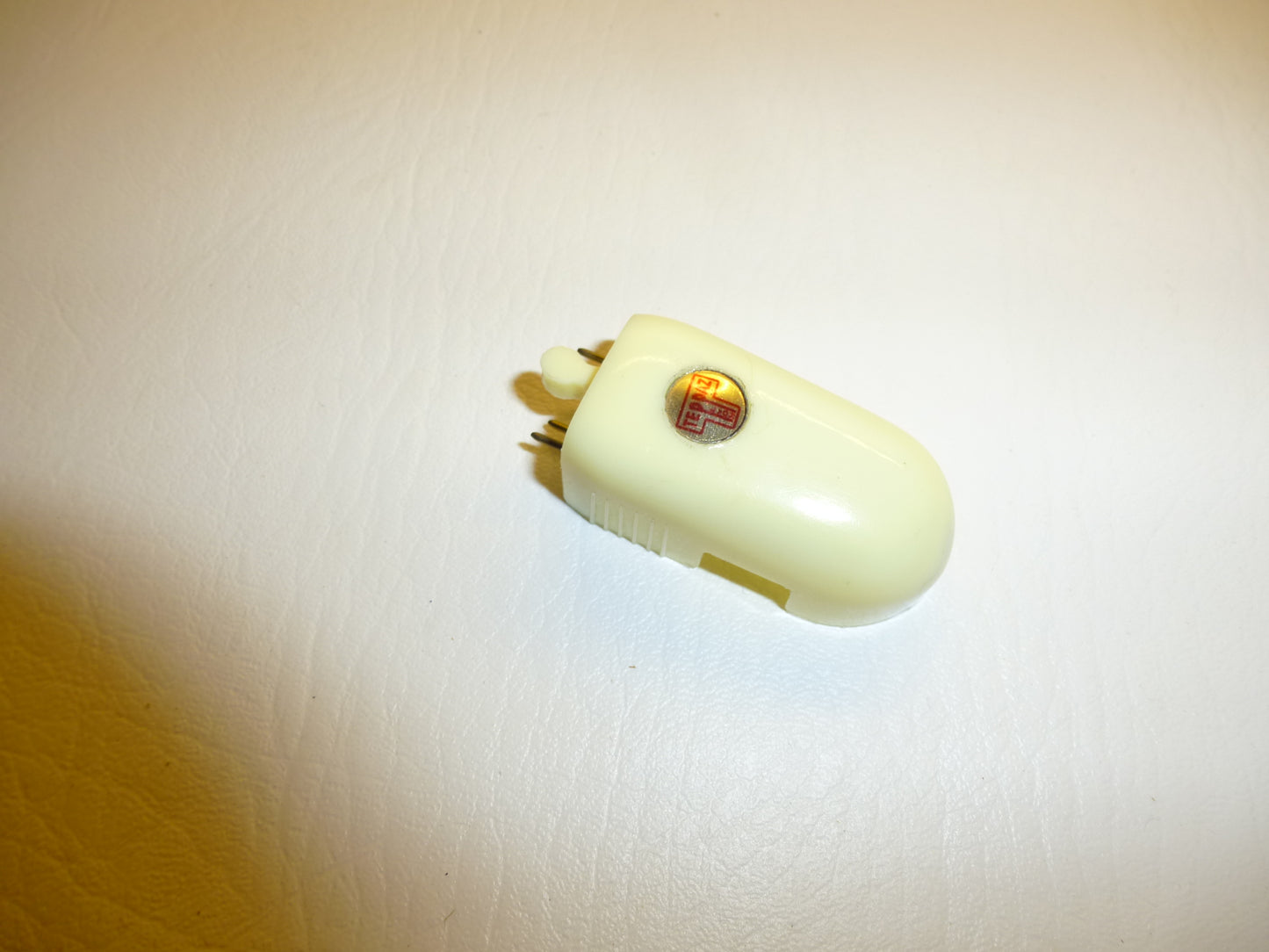 Mono adapter for Teppaz record players, ivory color