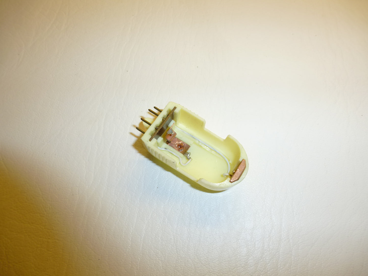 Mono adapter for Teppaz record players, ivory color