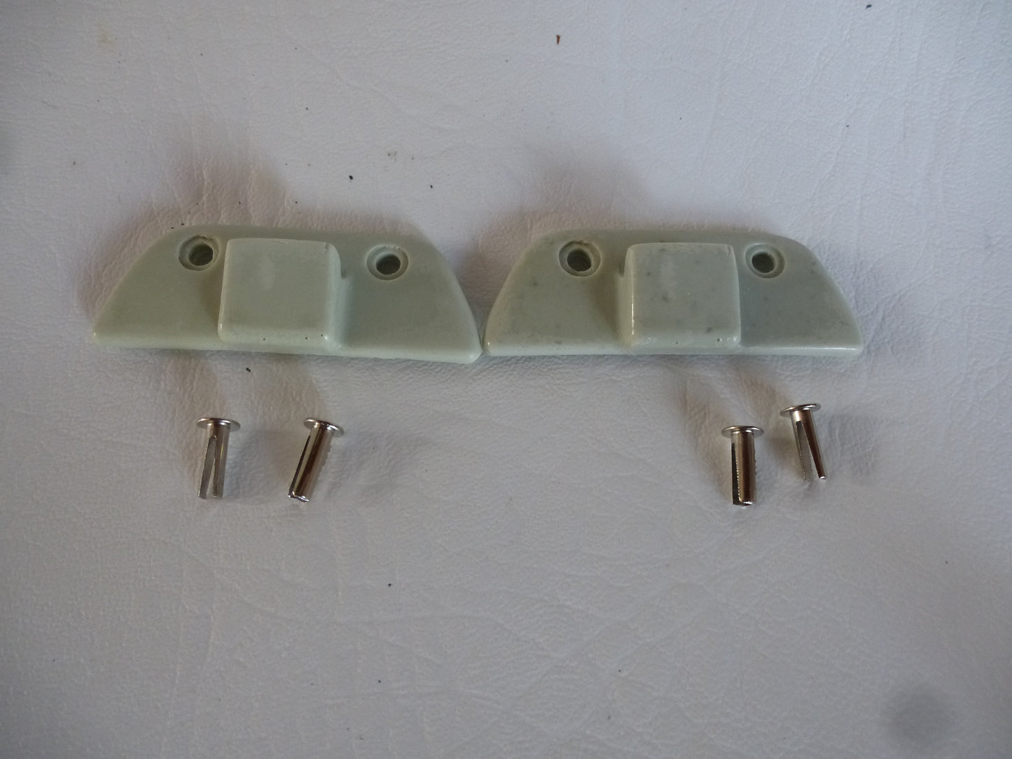 pair of closing hooks for Teppaz record players