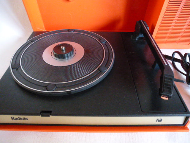 Radiola 22 AF270 battery/mains powered record player