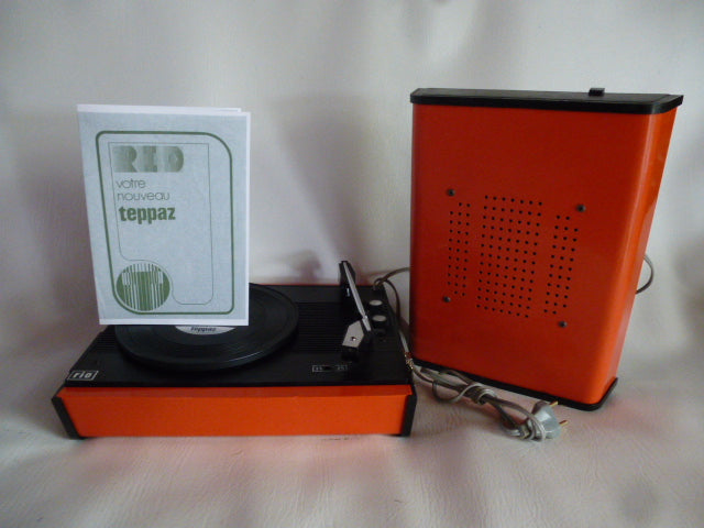 Nice little Teppaz rio model record player with a vintage look!