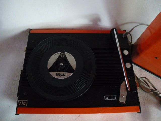 Nice little Teppaz rio model record player with a vintage look!