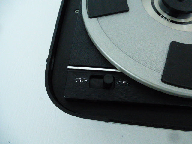 Tourne-disque vinyle platine vintage sur fond orange. technologie de Tourne-disque vinyle platine vintage sur fond orange. technologie de